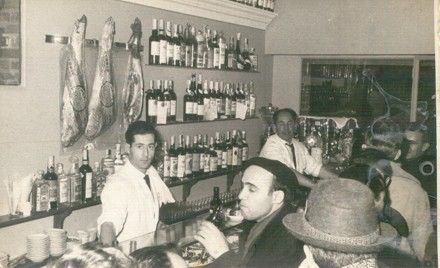 Mi Padre en su Primer Bar en Pozuelo de Alarc&oacute;n Madrid, Yo a&uacute;n no habia Nacido